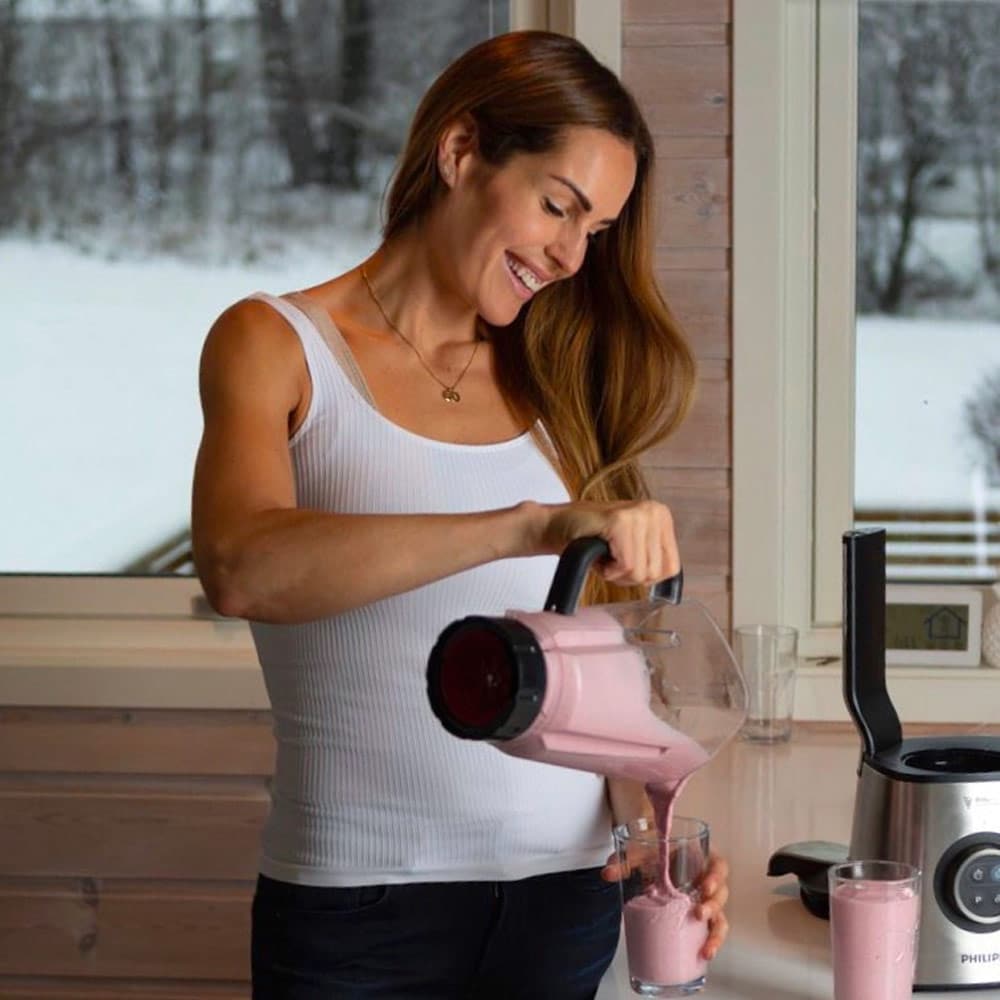 Strongbody online coaching – kvinne som lager seg smoothie